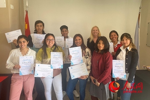 社區(qū)工作專家莫伊拉（后排右二）向“中文工坊”第二期培訓(xùn)班部分結(jié)業(yè)學(xué)員頒發(fā)由薩爾塔省教育部簽發(fā)的結(jié)業(yè)證書。人民網(wǎng)記者 吳思萱攝