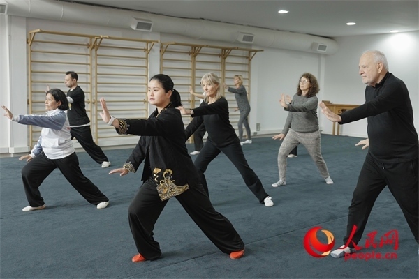 阿根廷武術(shù)俱樂部協(xié)會副會長陳敏正在教學(xué)。人民網(wǎng)記者 張若涵攝