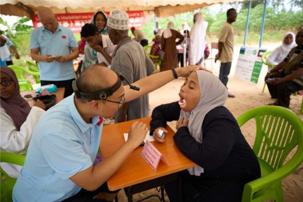 醫(yī)療隊為當?shù)鼗颊吡x診。中國援桑醫(yī)療隊供圖