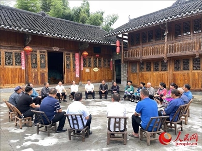 花垣縣石欄鎮(zhèn)朋巖村的院壩會。人民網(wǎng) 周靜圓攝