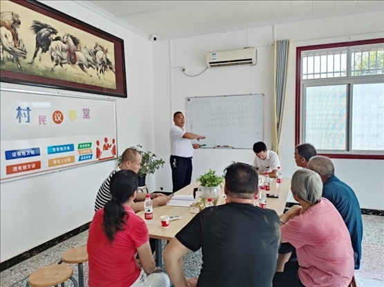 泉塘村17組議事會正在討論土地整理事項。湖南省司法廳供圖