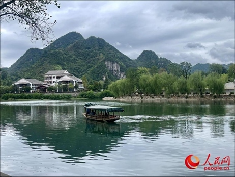 秋日的邊城鎮(zhèn)，青山滴翠、碧水含情。人民網(wǎng) 周靜圓攝