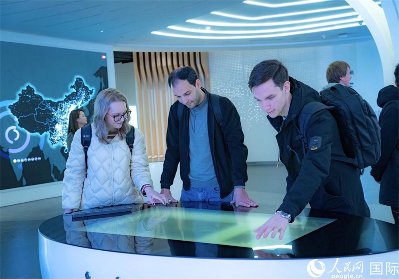 歐亞國家記者在國家大數(shù)據(jù)（貴州）綜合試驗區(qū)交流體驗中心參觀。人民網(wǎng) 陽茜攝