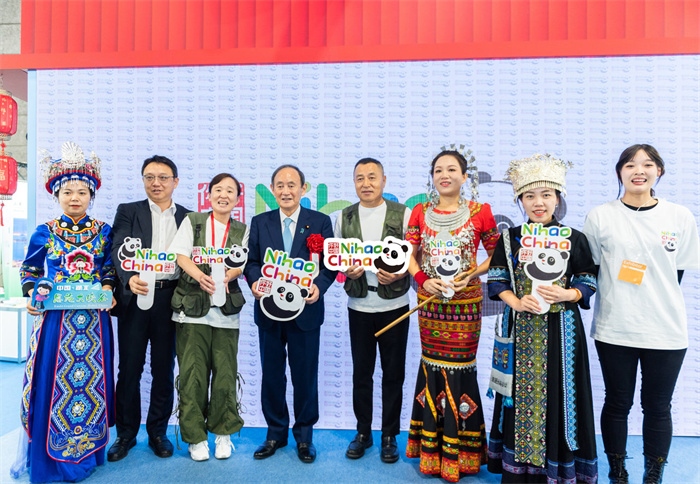 日本前首相菅義偉在中國展館參觀。圖片由中國駐東京旅游辦事處提供