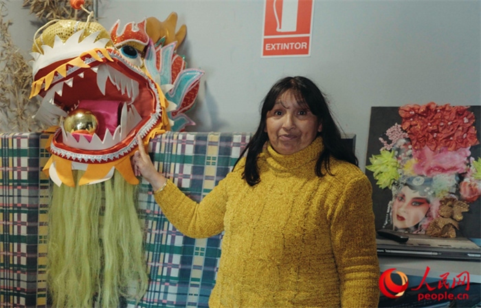 “熊貓閱覽室”一角。盧漢·梅洛為記者展示大使館贈送的龍頭。人民網(wǎng)記者 張若涵攝