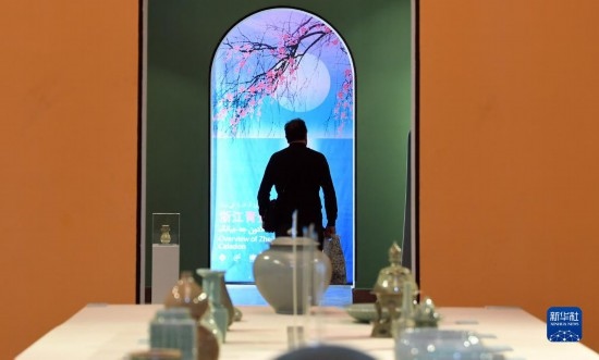 10月30日，人們?cè)谝晾实潞谔m伊朗國(guó)家藝術(shù)科學(xué)院觀看展出的展品。新華社記者 沙達(dá)提 攝