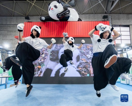  10月29日，街舞隊(duì)在日本大阪國(guó)際會(huì)展中心中國(guó)館表演街舞。新華社發(fā)（中國(guó)駐大阪旅游辦事處供圖）