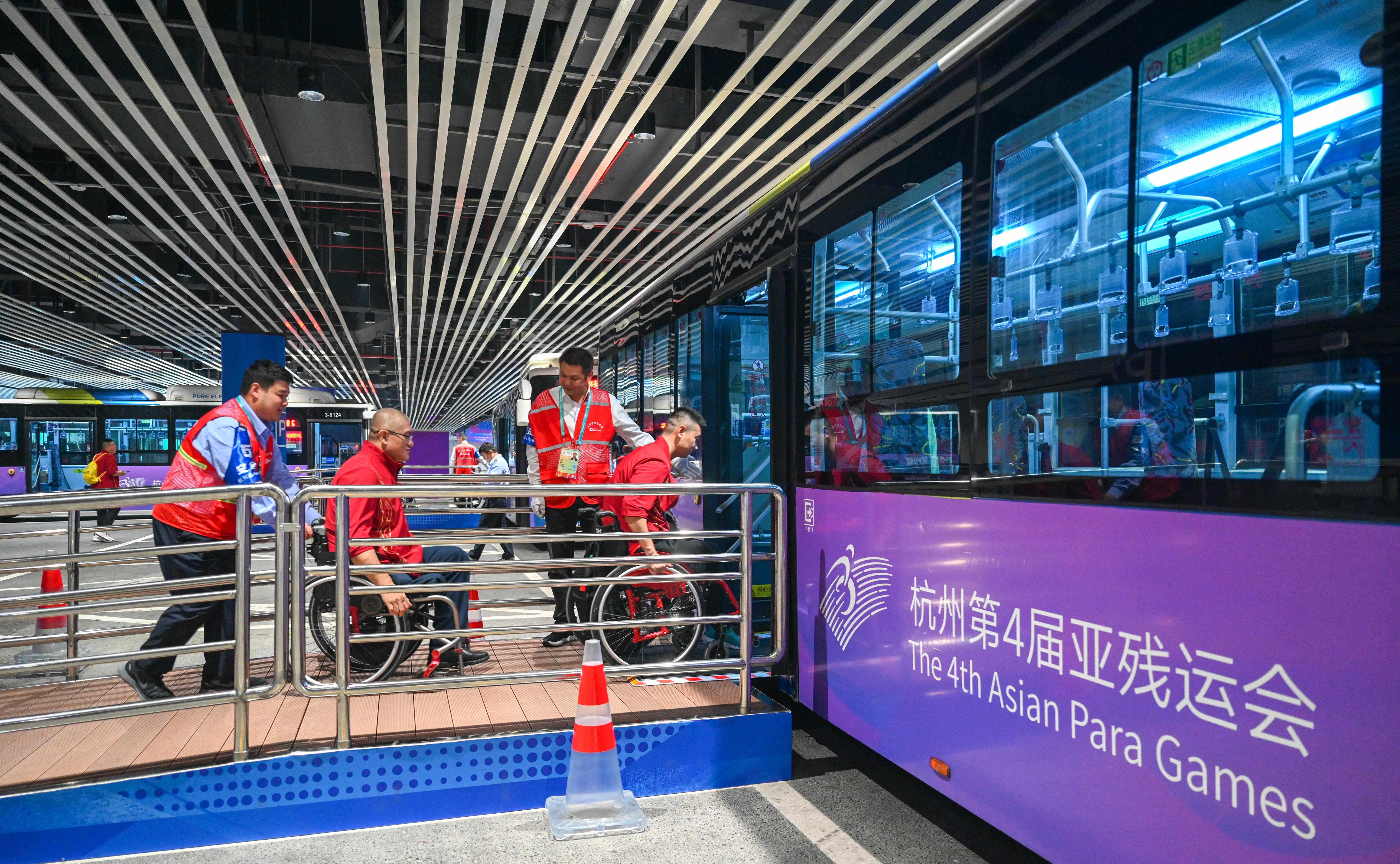 △2023年10月25日，結(jié)束輪椅籃球比賽后的中國隊(duì)和阿富汗隊(duì)球員通過無障礙坡道，順利上車返回運(yùn)動(dòng)員村。