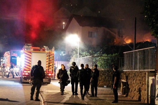  10月29日，在以色列北部城市謝莫納，以軍士兵和急救人員在一處被火箭彈擊中的現(xiàn)場(chǎng)執(zhí)勤。新華社發(fā)（阿亞爾·馬爾戈林?jǐn)z/基尼圖片社）