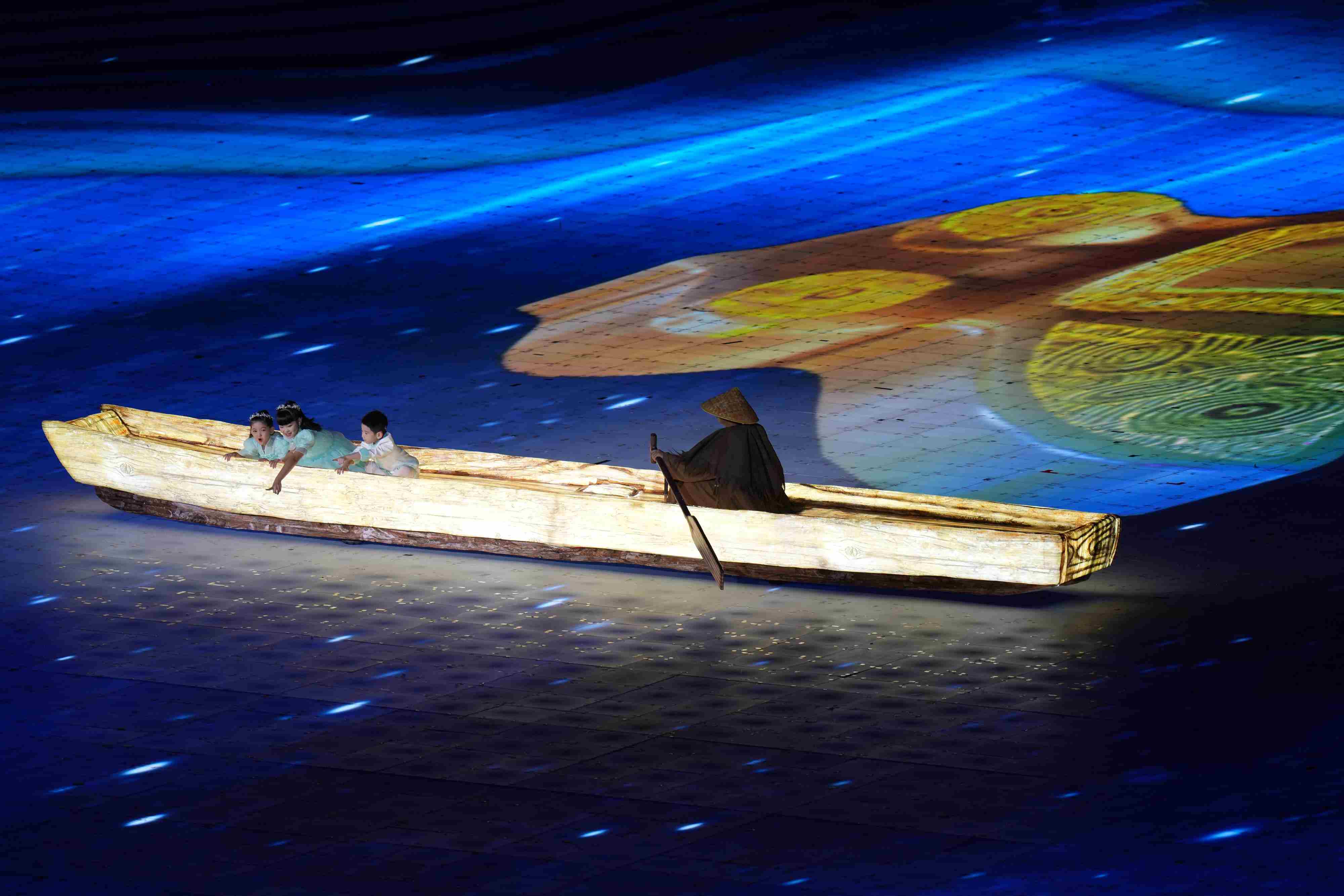 △2023年10月28日，杭州亞殘運(yùn)會(huì)閉幕式上的“中華第一舟”。