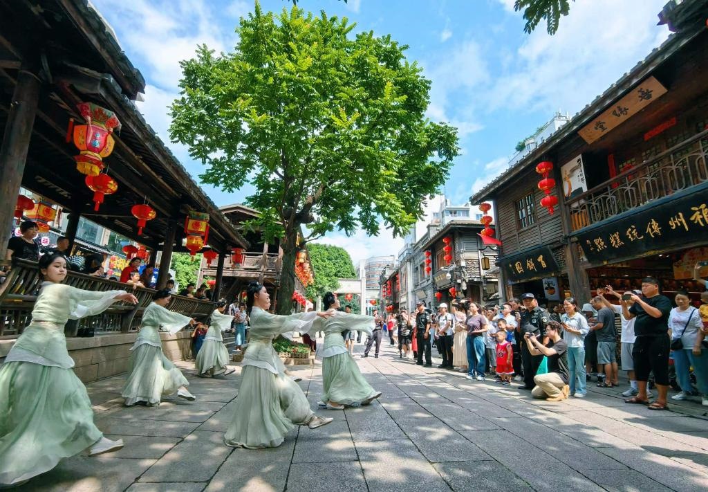 國(guó)慶節(jié)期間，福州市三坊七巷歷史文化街區(qū)上演《尋夢(mèng)閩都》快閃。新華社發(fā)