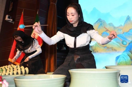 10月30日，演員在伊朗德黑蘭伊朗國(guó)家藝術(shù)科學(xué)院舉行的“青風(fēng)海上來(lái)”浙江青瓷巡禮開(kāi)幕式暨“萬(wàn)象中國(guó)·天下寧波”寧波文旅推介會(huì)開(kāi)幕式上表演。新華社記者 沙達(dá)提 攝