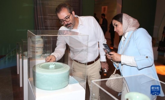 10月30日，人們?cè)谝晾实潞谔m伊朗國(guó)家藝術(shù)科學(xué)院觀看展出的展品。新華社記者 沙達(dá)提 攝