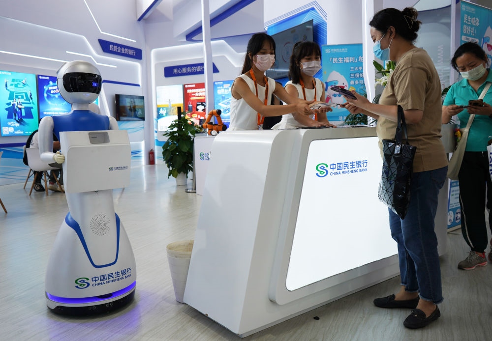 2022年9月4日，在服貿(mào)會(huì)首鋼園區(qū)金融服務(wù)專題展上，參觀者在中國(guó)民生銀行展臺(tái)咨詢金融業(yè)務(wù)。新華社記者 金皓原 攝