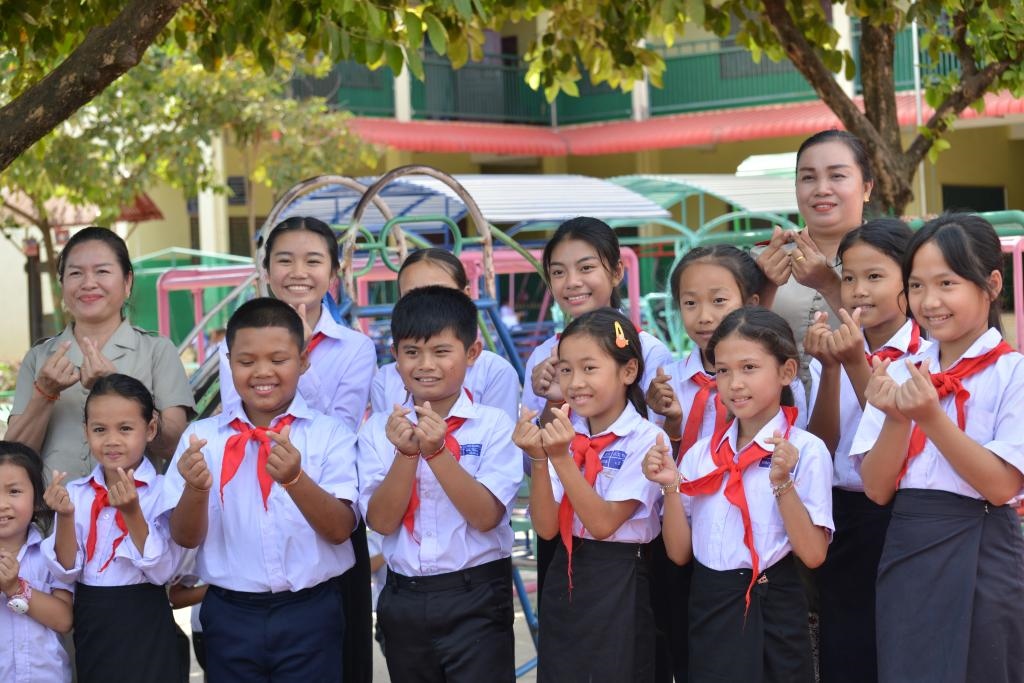 在采訪中，中老友好農(nóng)冰村小學(xué)師生為老中友誼“比心”。