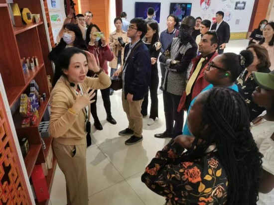 2023“一帶一路”媒體合作論壇聯(lián)合采訪團(tuán)參觀仁和863科技園產(chǎn)品展示區(qū)。（本報記者 黃超攝）