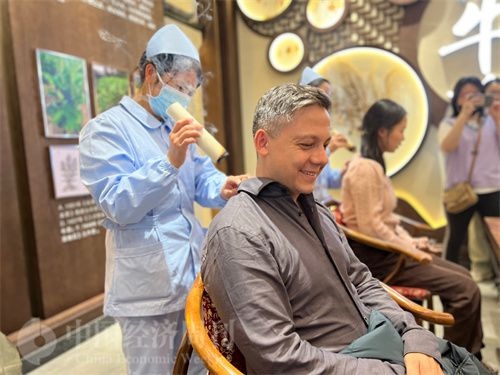  （外媒記者體驗艾灸。中國經(jīng)濟(jì)周刊記者 郭志強(qiáng) 攝）