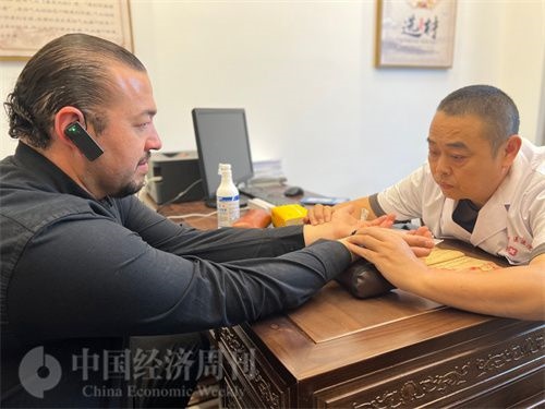  （外媒記者走進(jìn)中醫(yī)堂，問診中醫(yī)名師。中國經(jīng)濟(jì)周刊記者 郭志強(qiáng)攝）