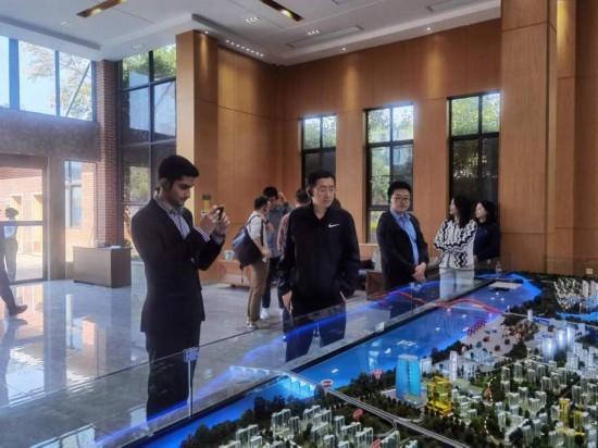 10月24日，2023“一帶一路”媒體合作論壇聯(lián)合采訪團(tuán)團(tuán)員在清水塘投資集團(tuán)招商服務(wù)中心參觀。本報(bào)記者 常雯宜攝