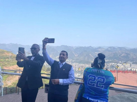 外媒記者在天釀景區(qū)拍照留念。本報(bào)記者葉子攝