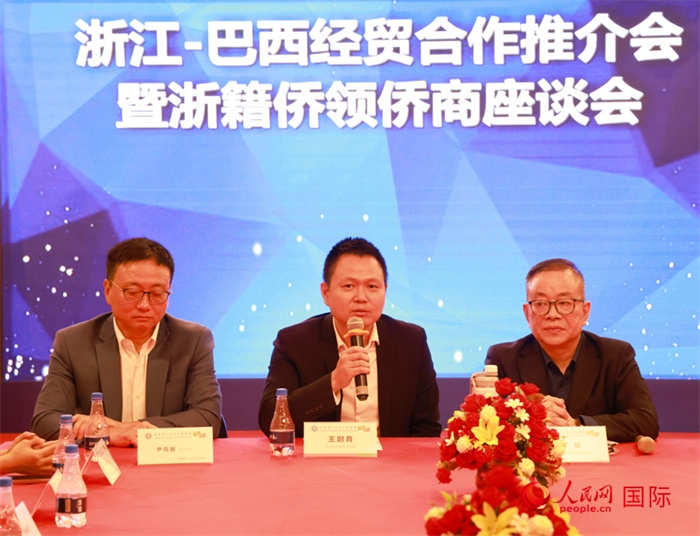 中國駐里約代總領(lǐng)事王尉育（中）在活動中致辭。人民網(wǎng)記者 陳海琪攝