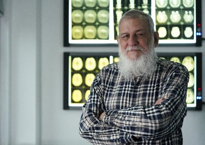 10月31日，古巴科學(xué)家裴德樂(lè)在電子科技大學(xué)校園內(nèi)。