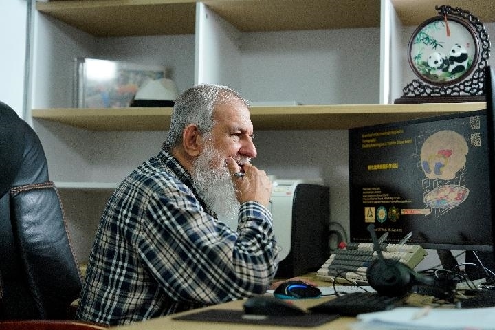 10月31日，古巴科學(xué)家裴德樂(lè)在電子科技大學(xué)做科研。