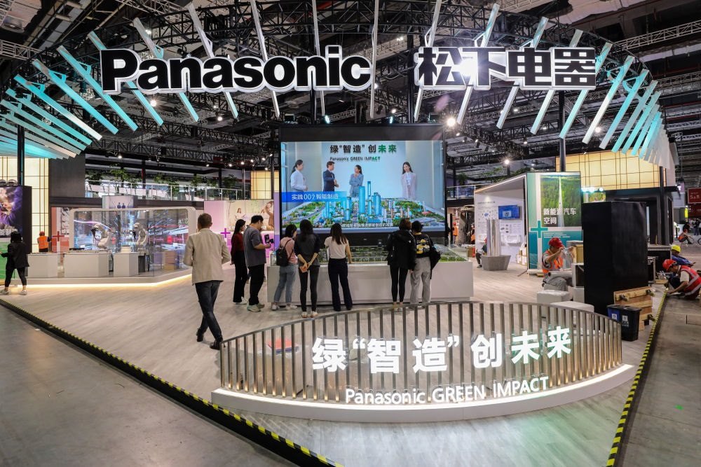 2023年11月2日，工作人員在進博會松下電器展位做準備工作。新華社記者 辛夢晨 攝