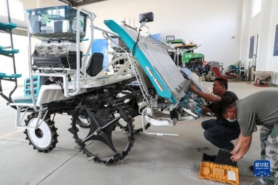 11月4日，技術(shù)員在南通市通州區(qū)十總鎮(zhèn)育民村農(nóng)場(chǎng)保養(yǎng)無(wú)人插秧機(jī)設(shè)備。