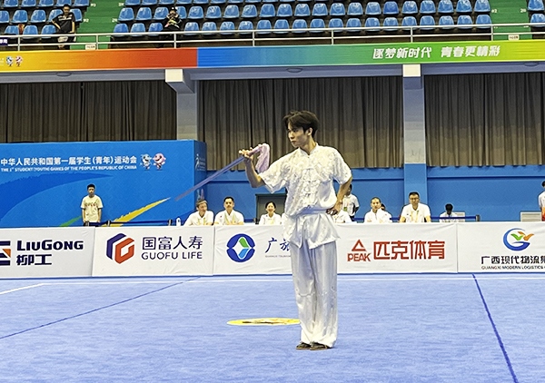 11月6日，第一屆全國學(xué)生（青年）運動會武術(shù)套路（大學(xué)組）男子自選劍術(shù)比賽中。人民網(wǎng)記者 歐興榮攝
