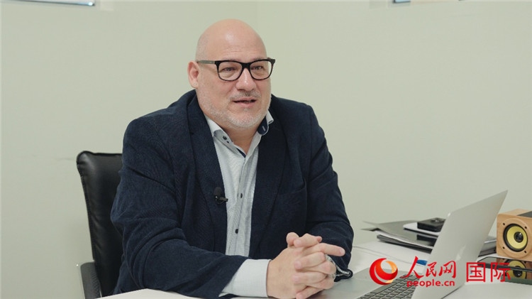 烏拉圭《共和國(guó)報(bào)》總編輯胡安·布蘭卡接受人民網(wǎng)專訪。人民網(wǎng)記者 張若涵攝