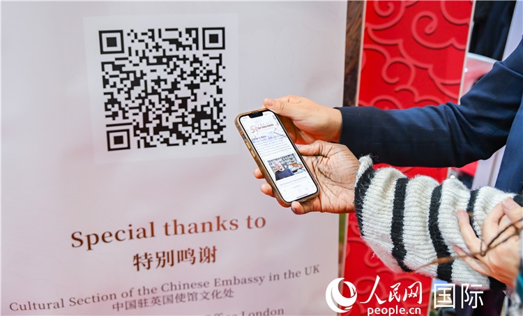 觀眾掃碼《我們的中國故事》系列視頻。人民網(wǎng) 郭錦標(biāo)攝