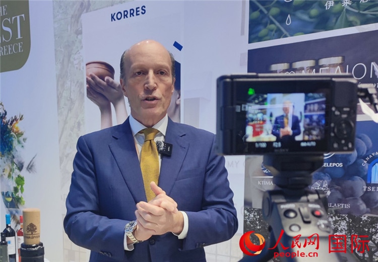 希華集團創(chuàng)始人兼首席執(zhí)行官甘德密先生接受采訪。人民網 殷韜攝