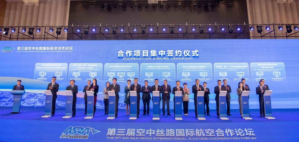 圖為7個國內外合作項目現場簽約。人民網記者 唐宋攝