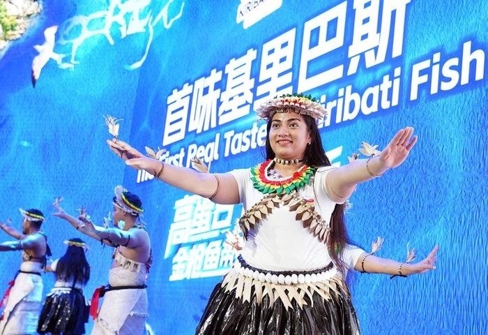 11月8日，來(lái)自基里巴斯的參展人員在基里巴斯水產(chǎn)品推介活動(dòng)上表演。