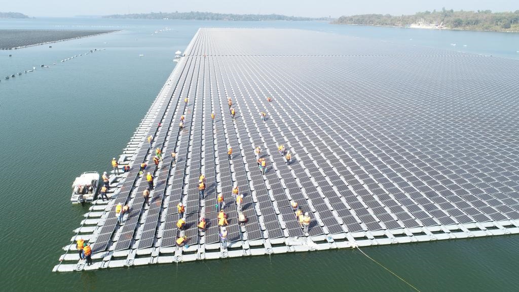 2021年1月23日，施工人員檢查泰國(guó)烏汶府詩(shī)琳通大壩綜合浮體光伏項(xiàng)目的太陽(yáng)能板安裝情況。新華社發(fā)（泰國(guó)國(guó)家電力局項(xiàng)目組供圖）