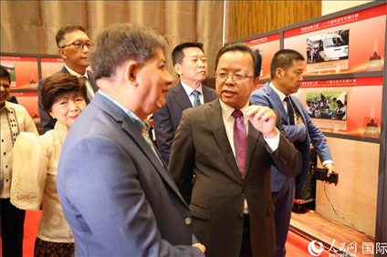 論壇期間配套舉行“‘擺脫貧困之路’——寧德扶貧開發(fā)圖片展”。人民網記者樊帆 攝