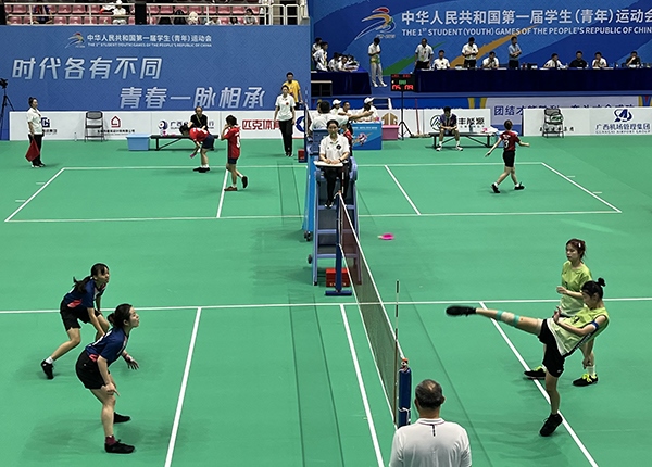 11月11日，第一屆全國學(xué)生（青年）運(yùn)動會毽球（校園組）比賽現(xiàn)場。人民網(wǎng)記者 歐興榮攝