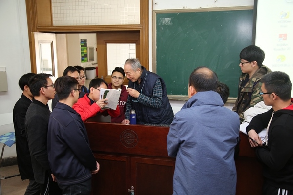 鐘萬勰院士為學(xué)生們答疑解惑。大連理工大學(xué)供圖