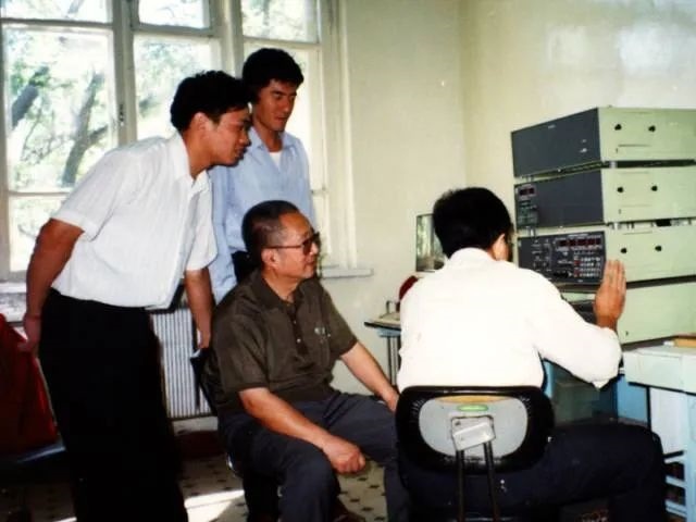 秦裕琨與團(tuán)隊(duì)在一起。哈爾濱工業(yè)大學(xué)供圖