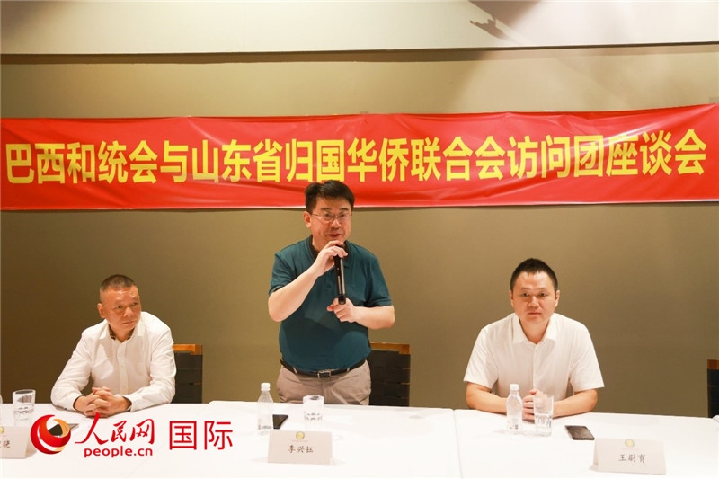 中國僑聯(lián)副主席、山東省僑聯(lián)主席李興鈺（中）在座談會上致辭。人民網(wǎng)記者 陳海琪攝