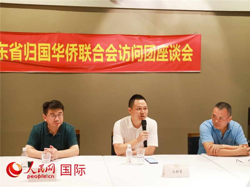 中國駐里約總領(lǐng)館副總領(lǐng)事王尉育（中）在座談會上致辭。人民網(wǎng)記者 陳海琪攝