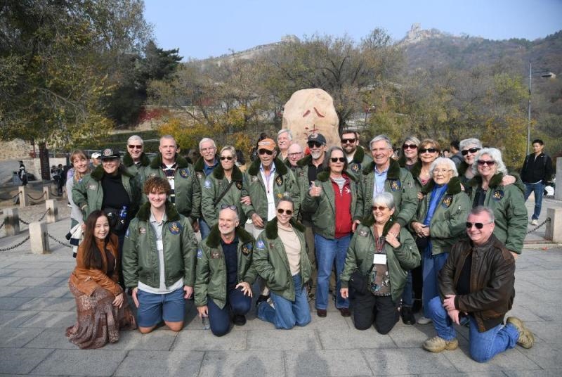 2023年10月29日，美國飛虎隊老兵莫耶一行人在北京八達(dá)嶺長城合影留念。