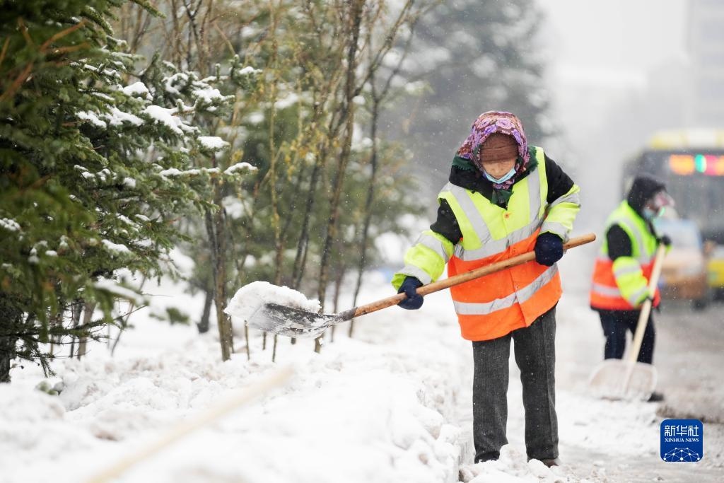 11月16日，環(huán)衛(wèi)工人在清理道路上的積雪。當日，黑龍江哈爾濱市迎來雨雪天氣。新華社記者 王建威 攝
