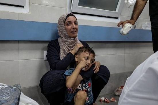 11月3日，人們?cè)诩由吵窍７ㄡt(yī)院接受治療。新華社發(fā)