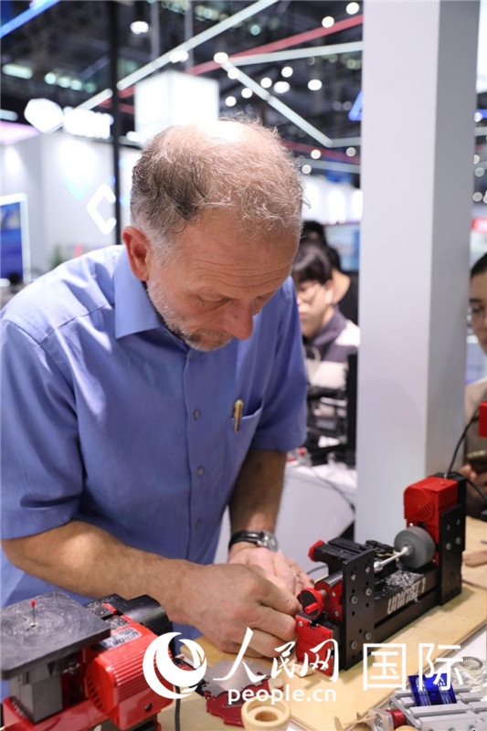 第25屆中國國際高新技術(shù)成果交易會15日在深圳開幕，圖為展商現(xiàn)場演示精密加工工具。人民網(wǎng)記者 魯揚(yáng)攝