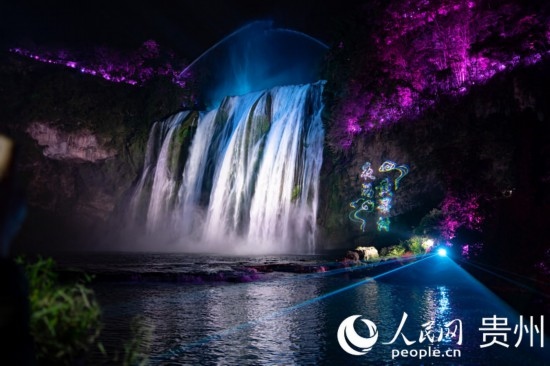 光影中的黃果樹大瀑布。人民網(wǎng) 陽茜攝