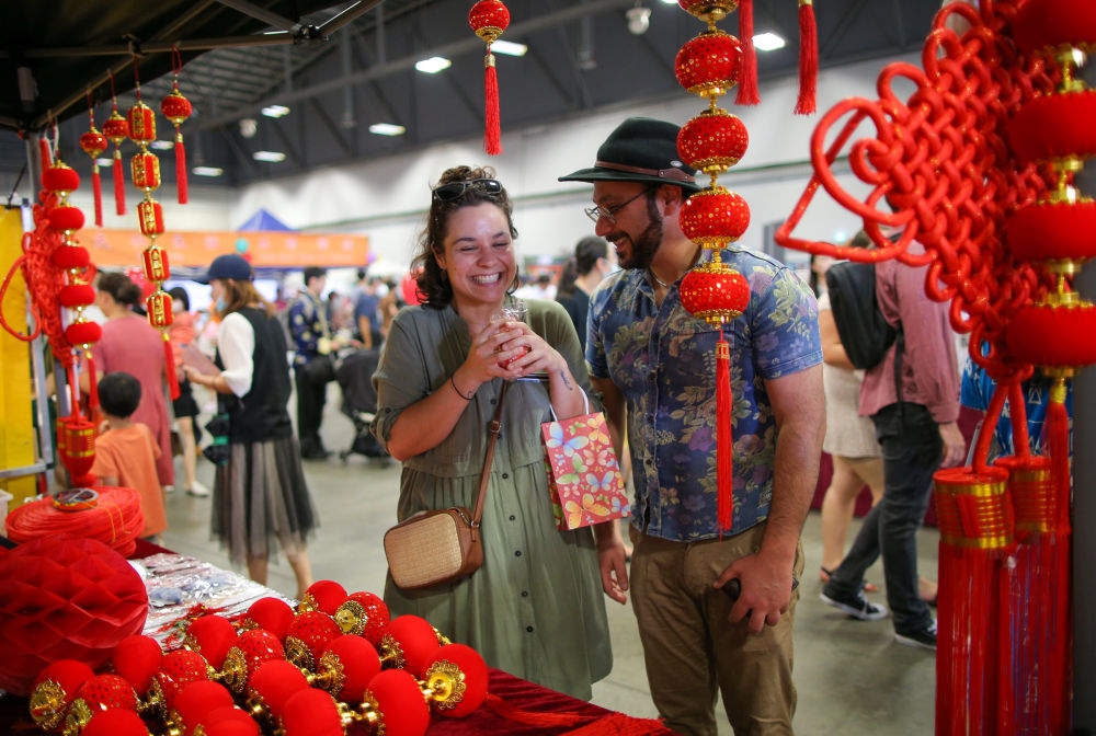 2023年1月21日，在新西蘭奧克蘭舉行的迎接中國農(nóng)歷春節(jié)活動上，人們購買新春裝飾品。這個活動吸引當(dāng)?shù)厣先f名各族裔民眾聚集一起，共迎中國春節(jié)。