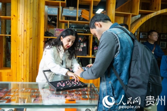 歐亞國(guó)家記者拍攝記錄黔東南州施洞鎮(zhèn)民族手工藝品。人民網(wǎng) 陽茜攝