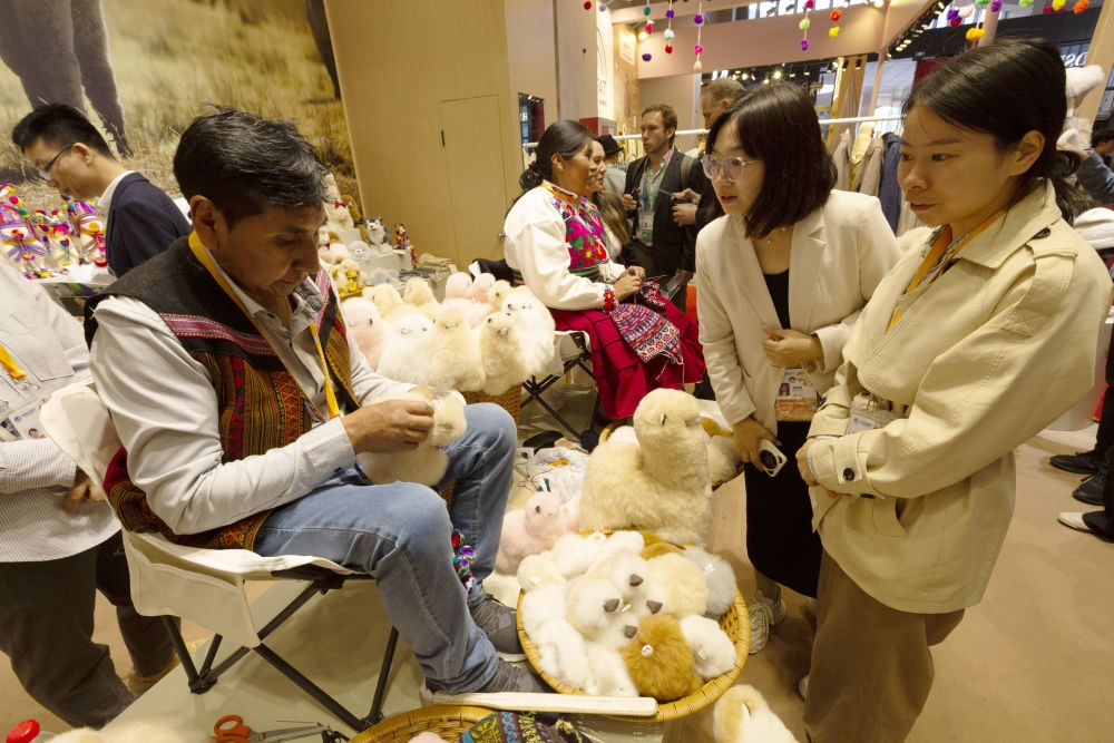 2023年11月7日，秘魯羊駝毛制品手藝人馬馬尼大叔在中國上海舉辦的第六屆進(jìn)博會上展示羊駝玩偶制作工藝。秘魯特色羊駝毛制品連續(xù)六屆在進(jìn)博會上亮相，收獲大量訂單。進(jìn)博會大舞臺讓秘魯傳統(tǒng)手藝人有了更廣闊的發(fā)展空間。